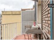 Habitación acogedora con amplio espacio de...