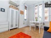 Habitación acogedora con amplio espacio de...