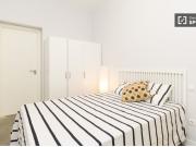 Habitación acogedora con amplio espacio de...