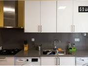 Habitación acogedora con armario independiente en...