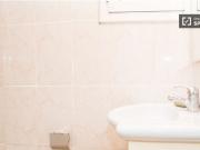 Habitación acogedora con armario independiente en el...