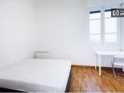 Habitación acogedora con armario independiente en piso...