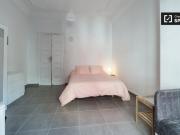 Habitación acogedora con armario independiente en un...