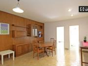 Habitación acogedora con balcón en un apartamento de 8...