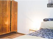 Habitación acogedora con cajonera en apartamento de 5...