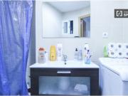 Habitación acogedora con calefacción en piso compartido,...