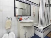 Habitación acogedora con escritorio en piso compartido,...