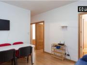 Habitación acogedora con escritorio en un apartamento de...