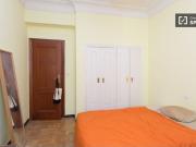 Habitación acogedora con escritorio en un apartamento de...