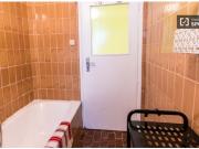 Habitación acogedora con escritorio en un apartamento de...