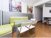 Habitación acogedora con escritorio en un apartamento de...