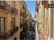 Habitación acogedora con escritorio en un apartamento de...