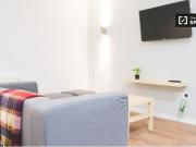 Habitación acogedora con escritorio en un apartamento de...