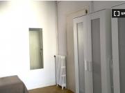 Habitación acogedora con parejas permitidas en un...