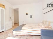 Habitación acogedora con patio interior con vistas a la...