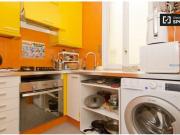 Habitación acogedora con patio interior con vistas a la...