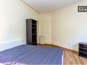 Habitación acogedora con ventana con vista a la calle en... Habitación acogedora con ventana con vista a la calle en...