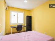 Habitación acogedora con ventana con vista a la calle en...