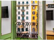 Habitación acogedora con ventana en el apartamento...