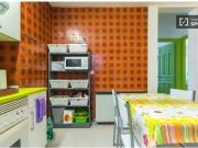 Habitación acogedora con ventana en el departamento...