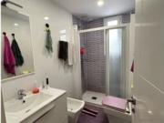 Habitación acogedora con ventana en el departamento...