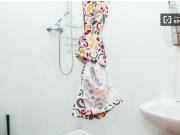 Habitación acogedora con vista al patio en piso...