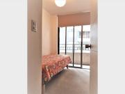 habitación amoblada cómoda e iluminada