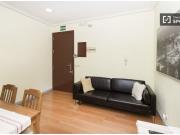 Habitación amplia con armario empotrado en un...