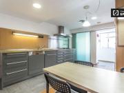 Habitación amplia con llave independiente en un...