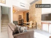 Habitación amplia y soleada con baño privado, balcón y...