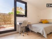 Habitación amplia y soleada con baño privado, balcón y...