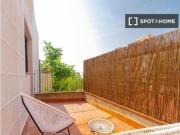 Habitación amplia y soleada con baño privado, balcón y...