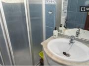 Habitación amueblada con amplio espacio de...