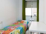 Habitación amueblada con amplio espacio de...