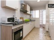 Habitación amueblada con amplio espacio de...