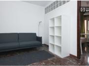 Habitación amueblada con amplio espacio de...