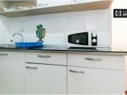 Habitación amueblada con amplio espacio de...