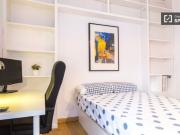 Habitación amueblada con amplio espacio de...