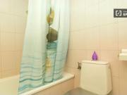 Habitación amueblada con armario empotrado en piso...
