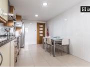 Habitación amueblada con armario empotrado en un...