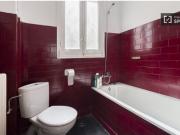 Habitación amueblada con armario empotrado en un...