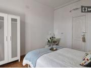 Habitación amueblada con armario independiente en el...