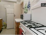 Habitación amueblada con armario independiente en el...