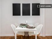 Habitación amueblada con balcón en un apartamento de 7...