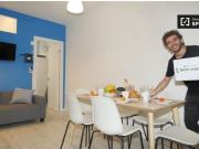 Habitación amueblada con baño en el apartamento de 5...