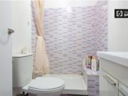 Habitación amueblada con calefacción en apartamento de 6...