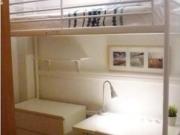 Habitación amueblada con cómoda en apartamento de 2...