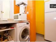 Habitación amueblada con cómoda en apartamento de 4...