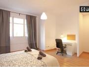 Habitación amueblada con cómoda en un apartamento de 3...