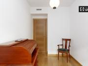 Habitación amueblada con escritorio en apartamento de 3...